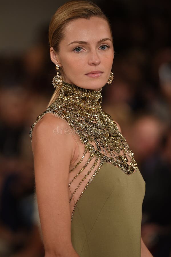 NOWY JORK, NY - WRZESIEŃ 11: Model chodzi pas startowego przy Ralph Lauren pokazem mody obrazy royalty free