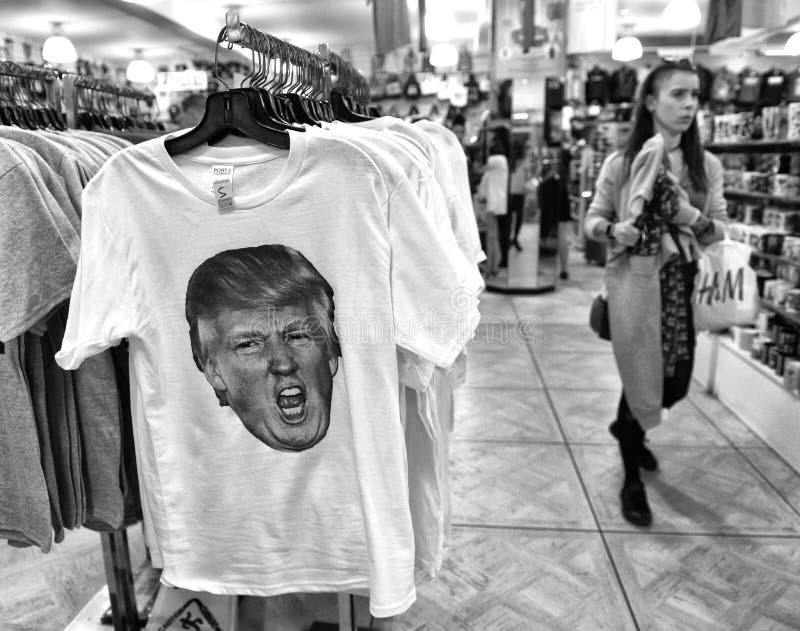 Nowy Jork, usa - Czerwiec 10, 2018: Koszulka uwypukla Donald atut w prezenta sklepie w Nowym obraz royalty free Nowy Jork, usa - Czerwiec 10, 2018: Koszulka uwypukla Donald atut w prezenta sklepie w Nowym obraz royalty free