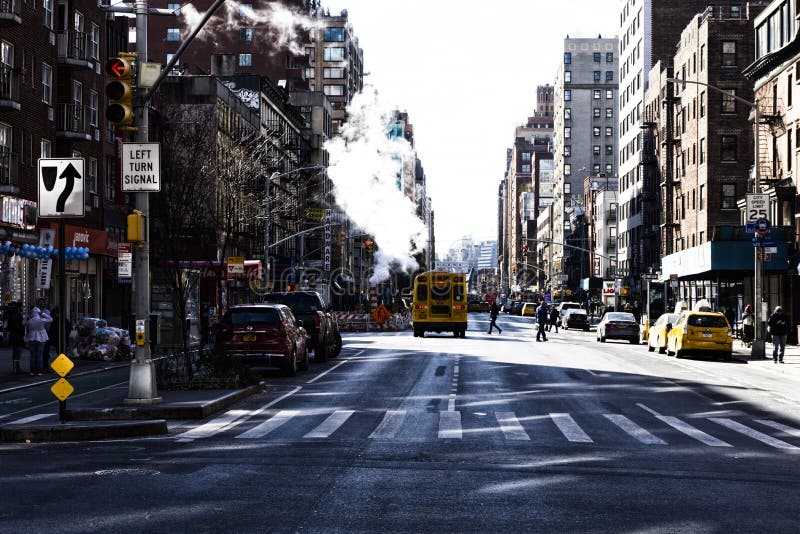 Nowy Jork, usa - LISTOPAD 2018: Manhattan ulica z dymem i schoolbus fotografia royalty free Nowy Jork, usa - LISTOPAD 2018: Manhattan ulica z dymem i schoolbus fotografia royalty free