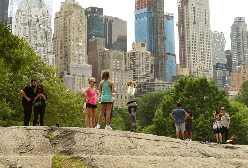 Nowy Jork, usa - Maj 26, 2018: Ludzie w central park i skyscra fotografia stock Nowy Jork, usa - Maj 26, 2018: Ludzie w central park i skyscra fotografia stock