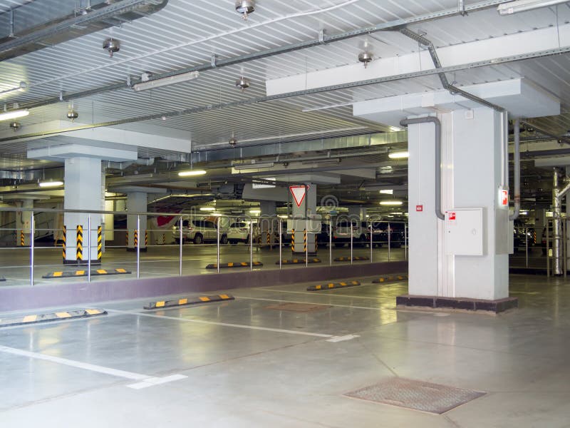 nowy parkingu pod ziemią zdjęcia stock nowy parkingu pod ziemią zdjęcia stock