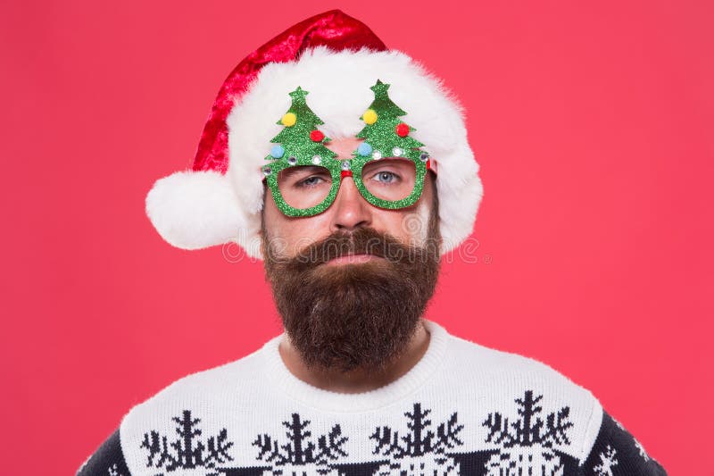 Nowy rok, nowy Brodaty mężczyzna nosi okulary na choinkę Mikołaj z długą brodą i wąsami Człowiek-hipster obraz stock Nowy rok, nowy Brodaty mężczyzna nosi okulary na choinkę Mikołaj z długą brodą i wąsami Człowiek-hipster obraz stock