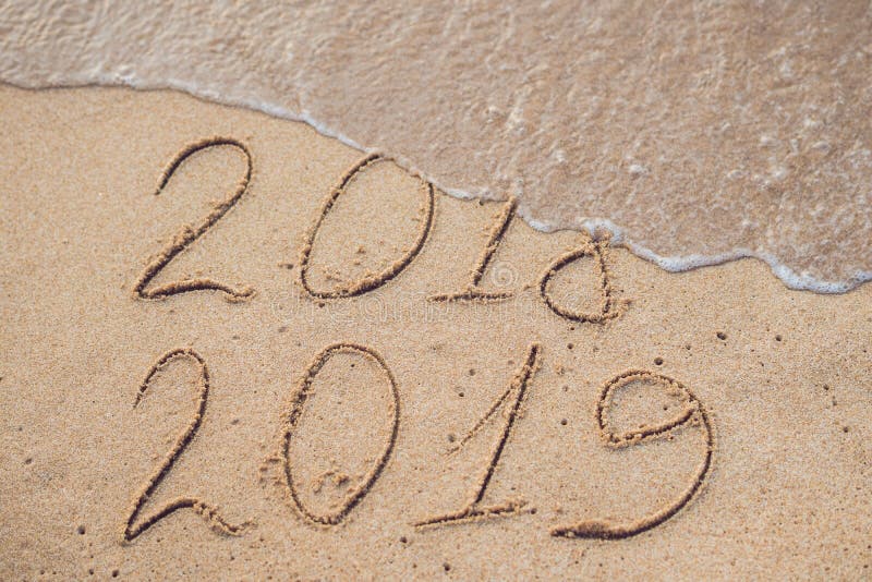 Nowy Rok 2019 jest nadchodzącym pojęciem - inskrypcja 2018, 2019 na plażowym piasku i fala prawie zakrywa cyfry 2018 obrazy royalty free Nowy Rok 2019 jest nadchodzącym pojęciem - inskrypcja 2018, 2019 na plażowym piasku i fala prawie zakrywa cyfry 2018 obrazy royalty free