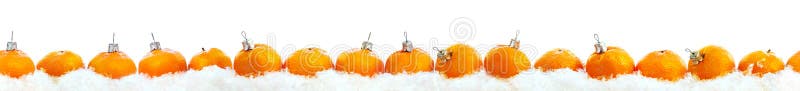 Nowy Rok Tangerines rzędu linii Odosobniony biel zdjęcie royalty free Nowy Rok Tangerines rzędu linii Odosobniony biel zdjęcie royalty free