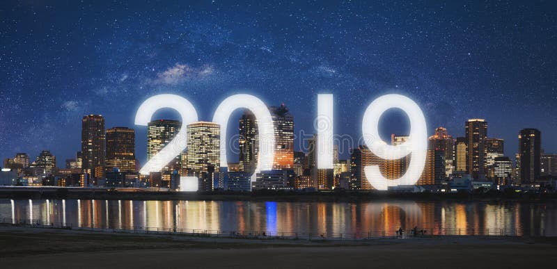 Nowy Rok 2019 w mieście Panoramiczny miasto przy nocą z gwiaździstym niebem i szczęśliwym nowego roku 2019 świętowaniem zdjęcie royalty free Nowy Rok 2019 w mieście Panoramiczny miasto przy nocą z gwiaździstym niebem i szczęśliwym nowego roku 2019 świętowaniem zdjęcie royalty free