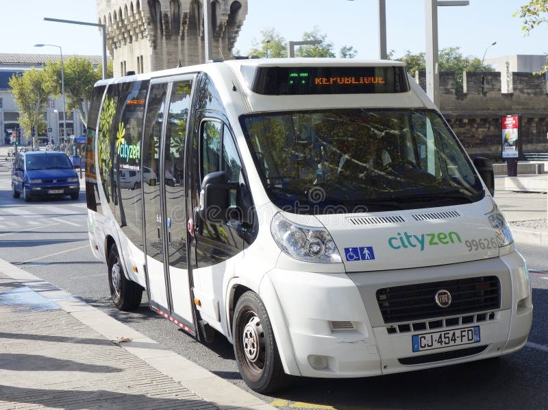 Nowy wahadłowa autobus Cutyzen w średniowiecznej części Avignon, Francja obrazy stock Nowy wahadłowa autobus Cutyzen w średniowiecznej części Avignon, Francja obrazy stock