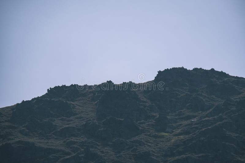 Noyaux éloignés de montagne dans des traînées de montagne de la Slovaquie Tatra - rétro regard de film de cru image libre de droits Noyaux éloignés de montagne dans des traînées de montagne de la Slovaquie Tatra - rétro regard de film de cru image libre de droits