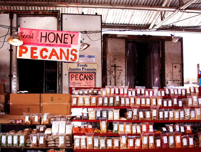 Nozes-pecã do mercado dos fazendeiros, mel e pólen da abelha imagens de stock Nozes-pecã do mercado dos fazendeiros, mel e pólen da abelha imagens de stock