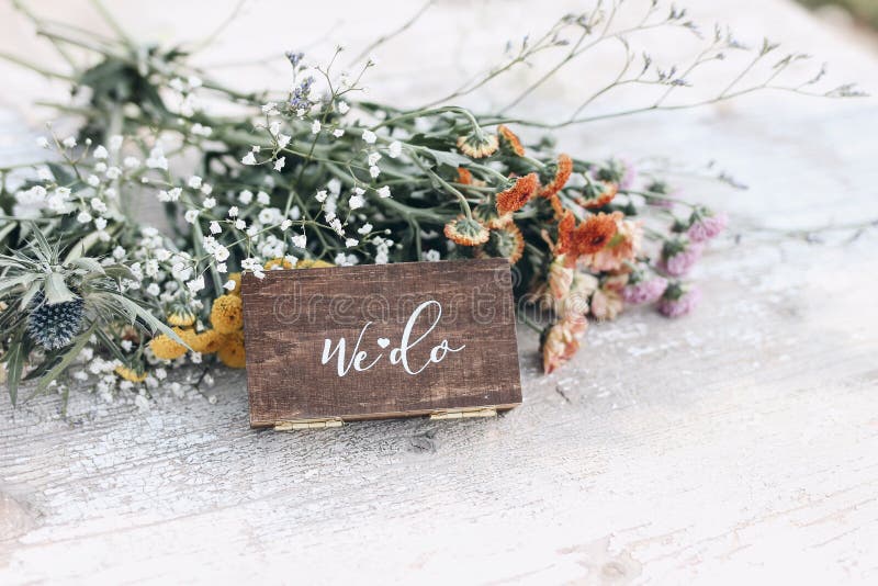 Nozze di boho ancora vita. gioielleria in legno regalo per anelli con incisione bianca. bouquet floreale colorato con fiori di mam immagini stock libere da diritti