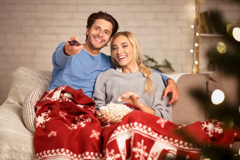 Noël. couple aimant regarder la télévision à la maison image libre de droits