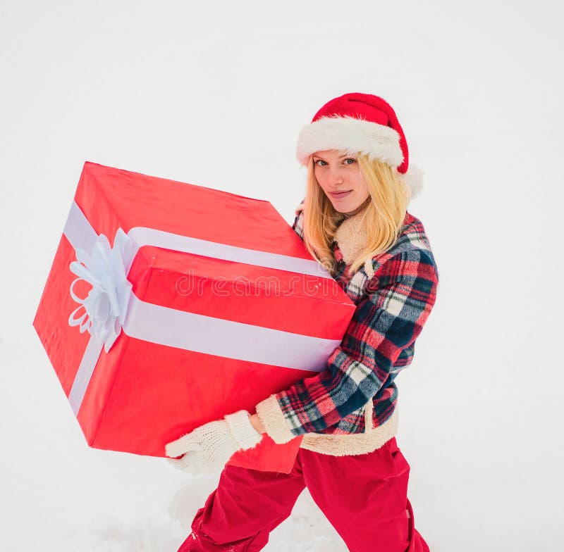 Noël fille poussez grande boîte cadeau concept pleine longueur. vacances d'hiver. promotion et bonus. fille hipster avec noël photographie stock libre de droits
