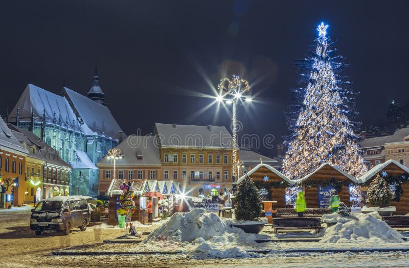 Noël juste dans la place du Conseil, Brasov, Roumanie photographie stock libre de droits Noël juste dans la place du Conseil, Brasov, Roumanie photographie stock libre de droits