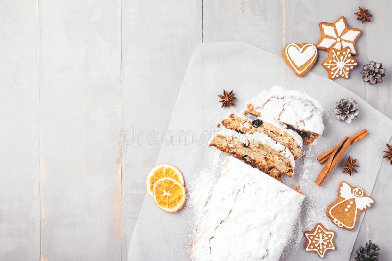 Noël stollen sur la table grise photo libre de droits Noël stollen sur la table grise photo libre de droits