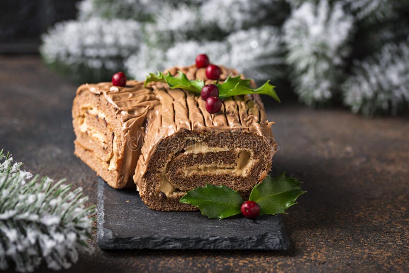 Noël Yule Log Cake Dessert traditionnel de chocolat photos stock Noël Yule Log Cake Dessert traditionnel de chocolat photos stock