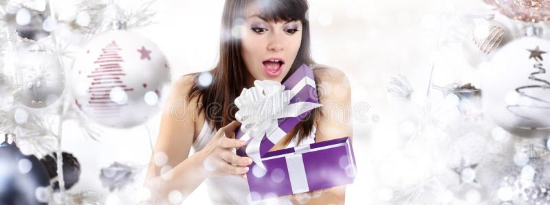 Noël a étonné la boîte de présent de cadeau d'ouverture de femme sur Noël photo libre de droits Noël a étonné la boîte de présent de cadeau d'ouverture de femme sur Noël photo libre de droits