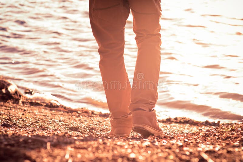 Nożny mężczyzna chodzić plenerowy na plażowym modnym stylu fotografia stock Nożny mężczyzna chodzić plenerowy na plażowym modnym stylu fotografia stock