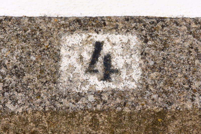 Nr. vier auf der Wand lizenzfreies stockbild Nr. vier auf der Wand lizenzfreies stockbild