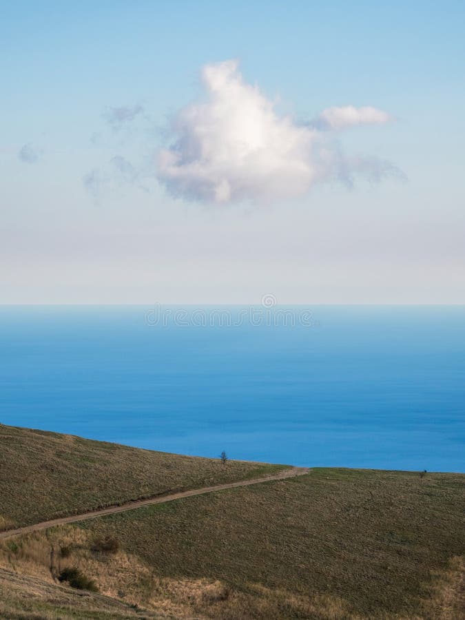 Nuage blanc sur les collines et la mer. vue verticale image stock