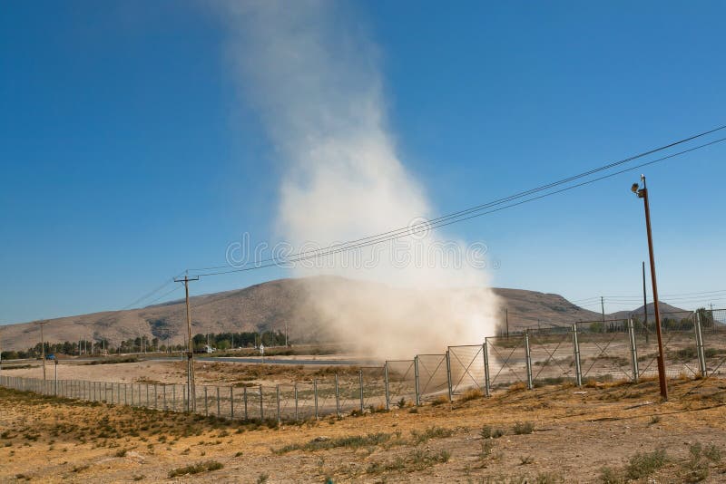 Nuage de la poussière et du sable, augmenté par tornade outre de la route quelque part dans les montagnes du Moyen-Orient photo stock Nuage de la poussière et du sable, augmenté par tornade outre de la route quelque part dans les montagnes du Moyen-Orient photo stock
