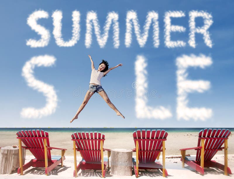 Nuage de vente d'été avec la fille sautant par-dessus des chaises de plage