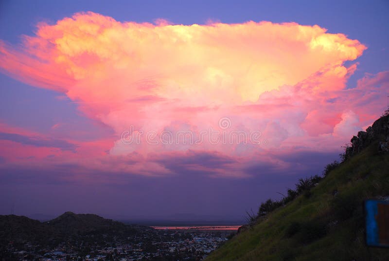 Nuage énorme de coucher du soleil rose de dramatis photo stock Nuage énorme de coucher du soleil rose de dramatis photo stock