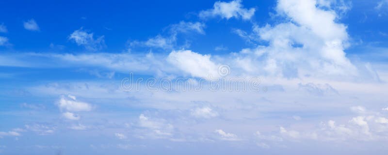 Nuages au-dessus de ciel bleu, photo panoramique image stock Nuages au-dessus de ciel bleu, photo panoramique image stock