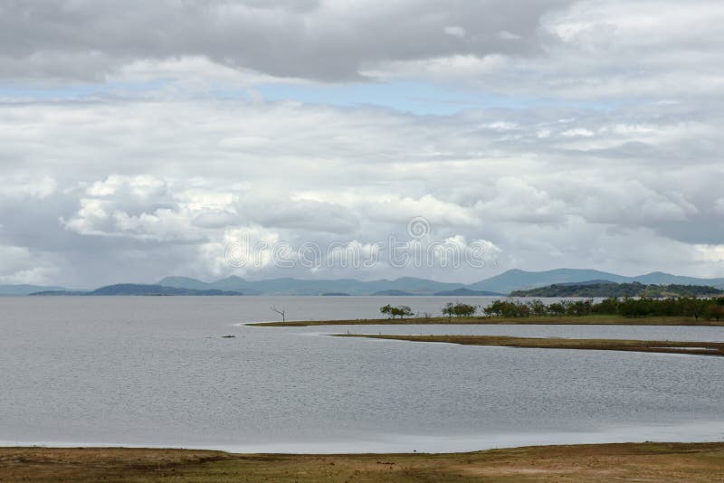 Nuages au-dessus du lac image libre de droits Nuages au-dessus du lac image libre de droits