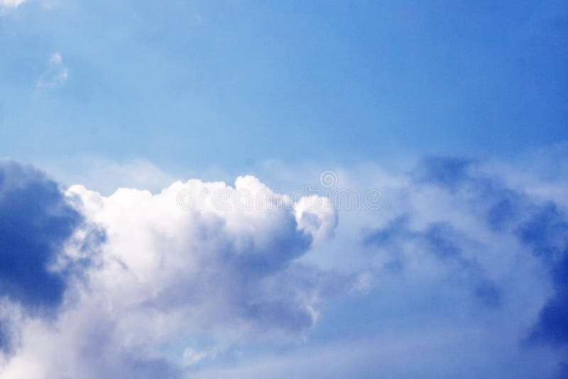 Nuages blancs mous sur une altitude extrèmement haute bleue - beau temps