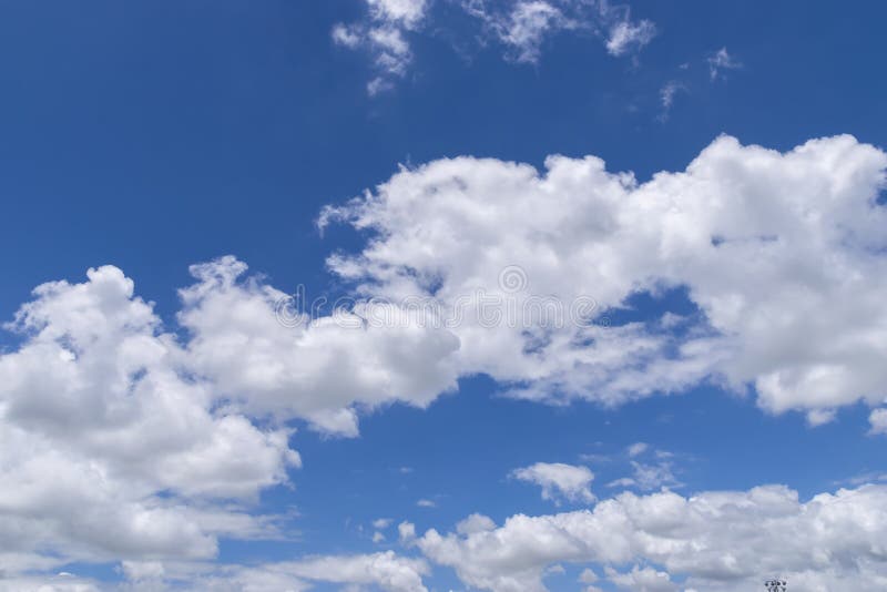 Nuages blancs pelucheux flottant dans un beau ciel bleu 03 photos libres de droits Nuages blancs pelucheux flottant dans un beau ciel bleu 03 photos libres de droits