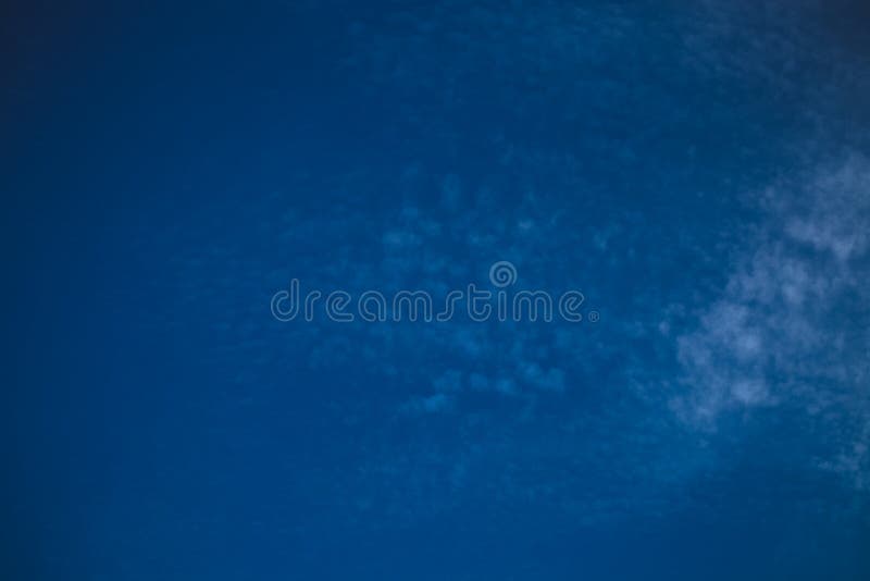 Download Nuages Blancs Sur Un Ciel Bleu Foyer Sélectif Toned Photo stock - Image du cieux, cumuli: 77151846