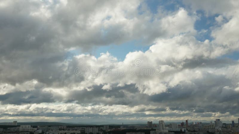 Nuages courant dans le ciel bleu timelapse