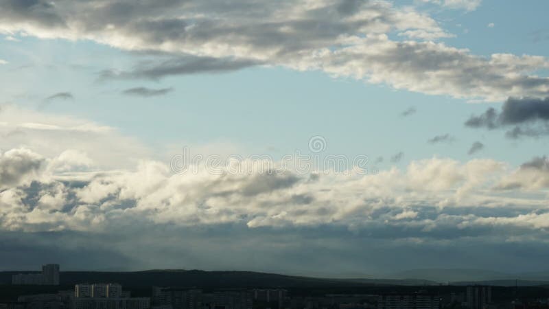 Nuages courant dans le ciel bleu timelapse