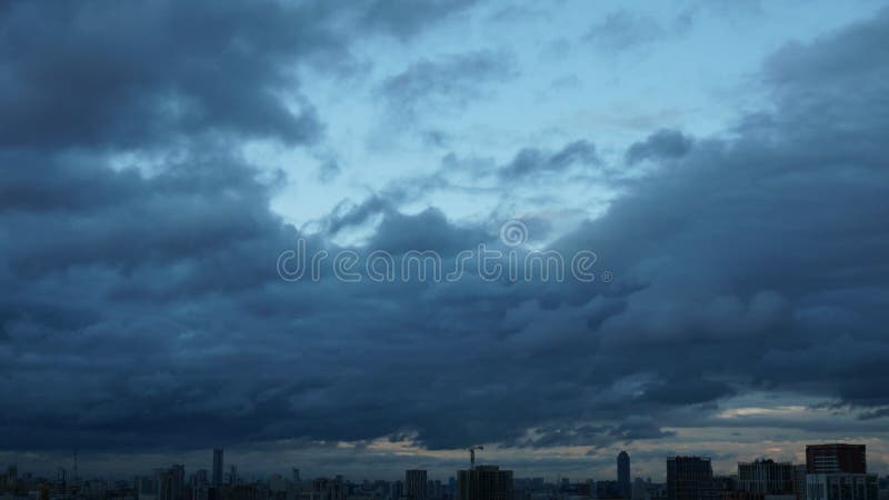 Nuages courant dans le ciel bleu timelapse