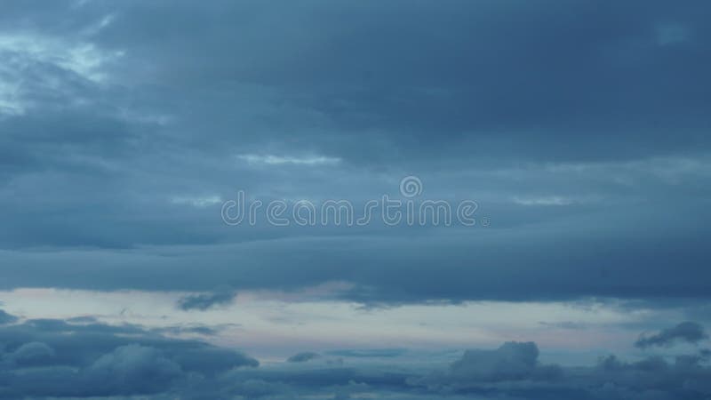 Nuages courant dans le ciel bleu timelapse