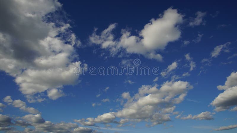 Nuages courant dans le timelapse bleu du ciel 4