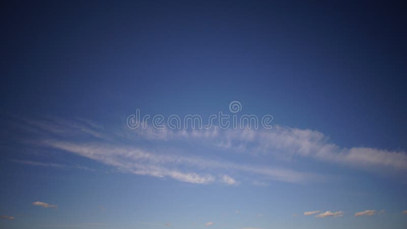 Nuages courant dans le timelapse bleu du ciel 3