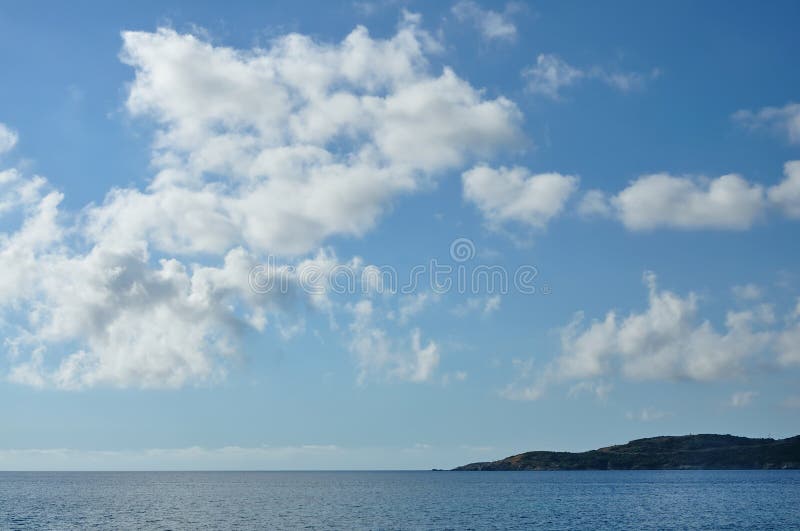 Nuages dans le ciel au-dessus de la mer photographie stock Nuages dans le ciel au-dessus de la mer photographie stock