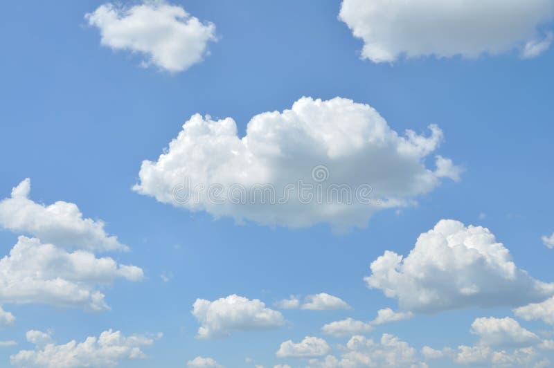 Nuages dans le ciel bleu images stock Nuages dans le ciel bleu images stock