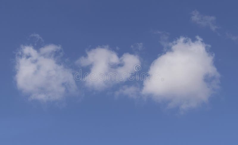 Nuages de boule de coton dans un ciel bleu de désert d'éblouissement photo libre de droits Nuages de boule de coton dans un ciel bleu de désert d'éblouissement photo libre de droits
