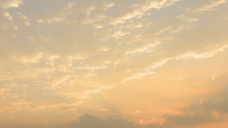 Nuages de lever de soleil de matin