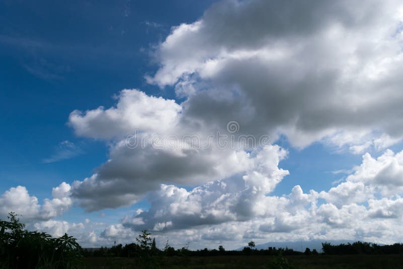 Nuages de photo avant qu'il devienne pluvieux images libres de droits Nuages de photo avant qu'il devienne pluvieux images libres de droits