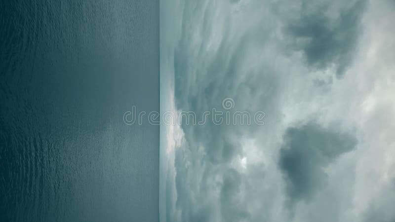 Nuages de pluie sur la mer calme. vidéo verticale