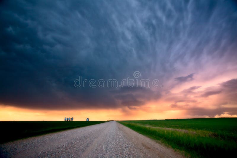 Nuages de tempête au-dessus de route de campagne de Saskatchewan images stock Nuages de tempête au-dessus de route de campagne de Saskatchewan images stock