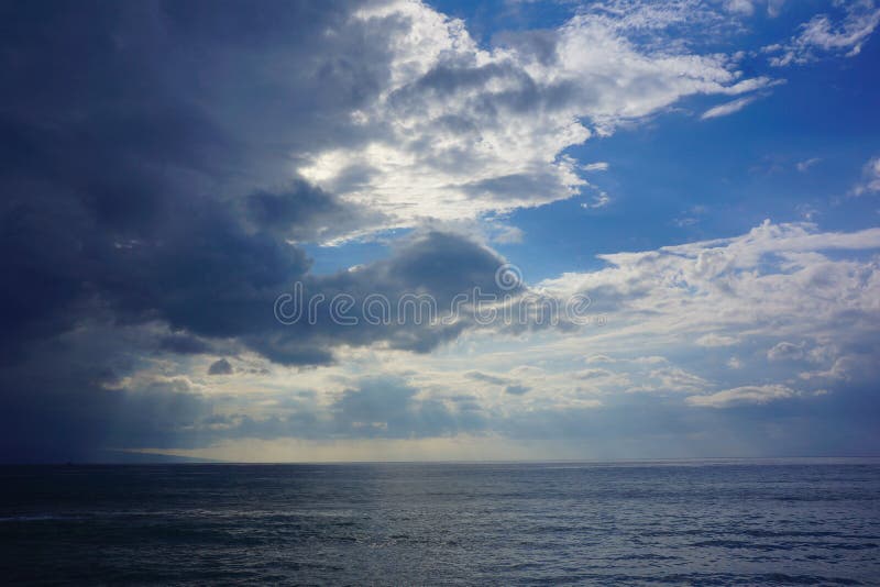 Nuages de tempête de pluie au-dessus d'océan images libres de droits Nuages de tempête de pluie au-dessus d'océan images libres de droits