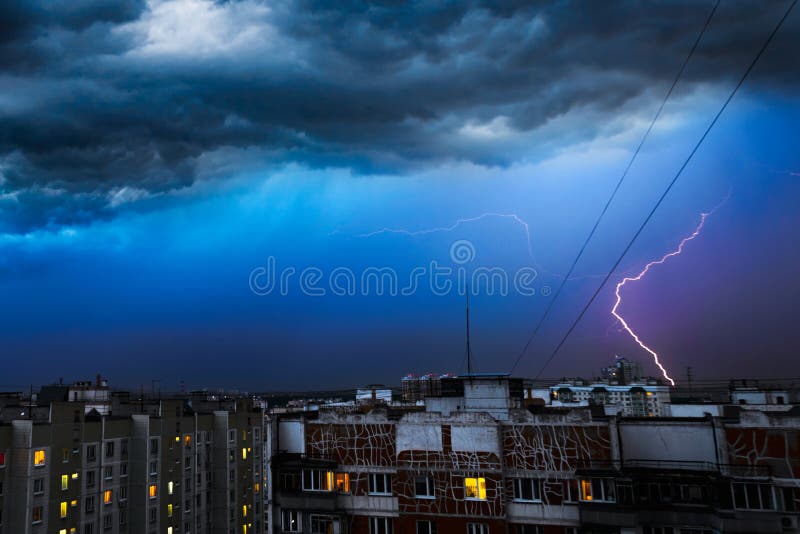 Nuages de tempête, forte pluie Orage et foudre au-dessus de la ville photographie stock libre de droits Nuages de tempête, forte pluie Orage et foudre au-dessus de la ville photographie stock libre de droits