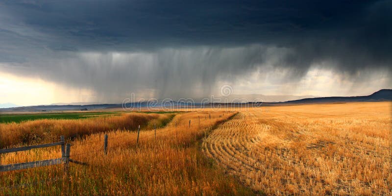 Nuages de tempête ruraux du Montana images stock Nuages de tempête ruraux du Montana images stock