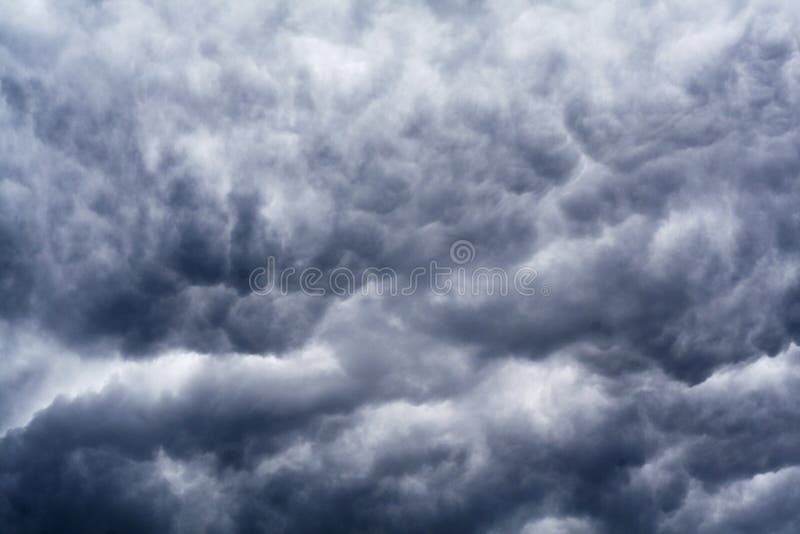 Nuages dramatiques bleu-foncé et gris image stock Nuages dramatiques bleu-foncé et gris image stock