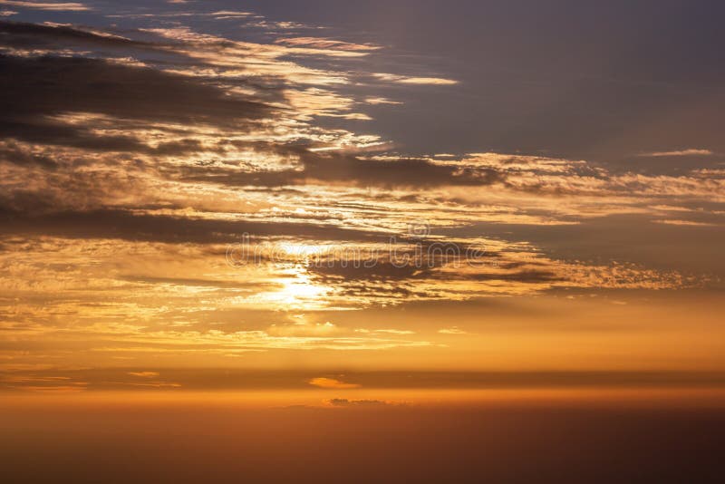 Nuages dramatiques de ci-dessus au coucher du soleil ou au lever de soleil photos stock Nuages dramatiques de ci-dessus au coucher du soleil ou au lever de soleil photos stock