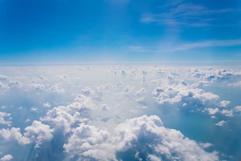 Nuages Et Bleu De Ciel Vu D Une Fenetre D Avion Photo Stock Image Du Clear Climate 72378320