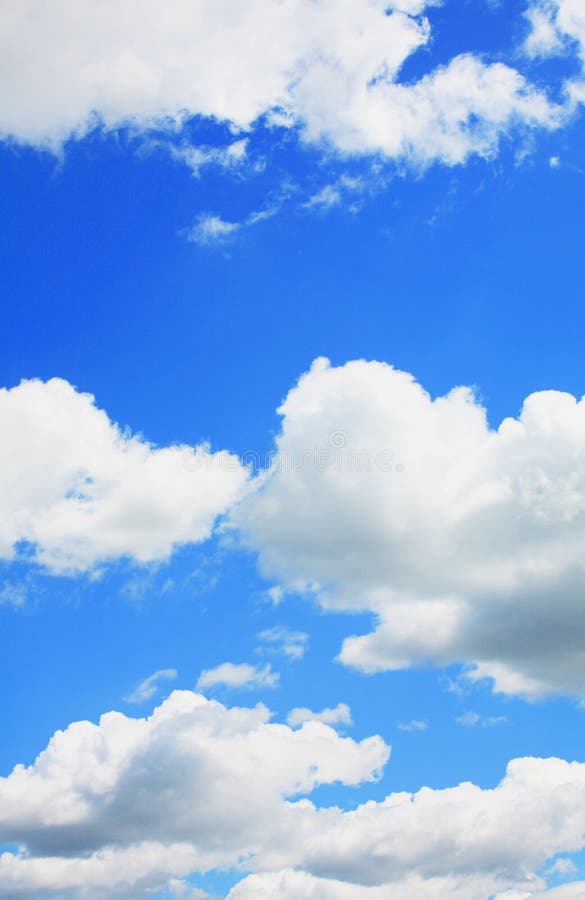 Nuages et ciel bleu lumineux image libre de droits Nuages et ciel bleu lumineux image libre de droits
